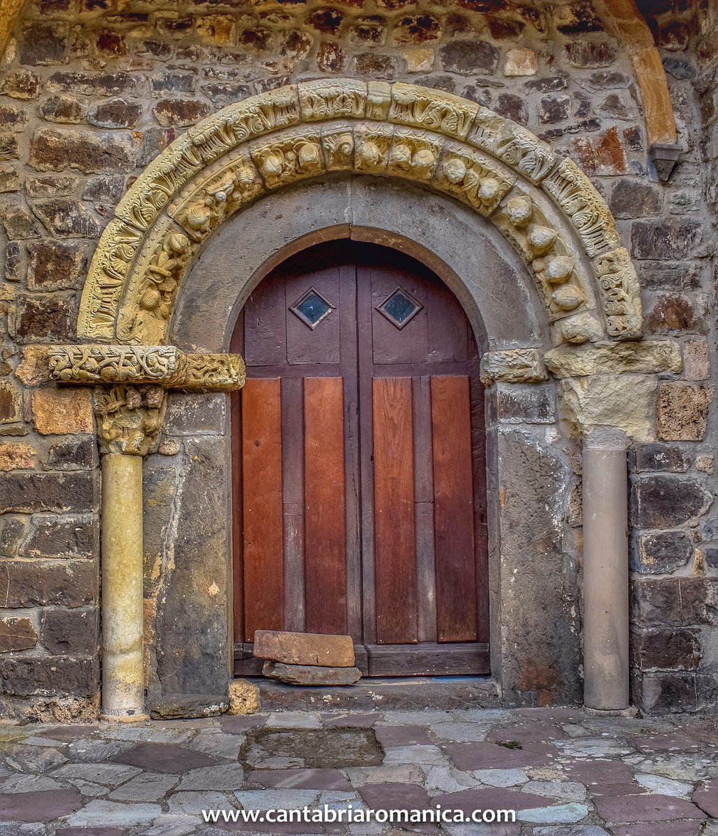 Puerta del cuerno de Santa María de Piasca. Puerta lateral que originalmente debió dar acceso al claustro del antiguo Monasterio.

#cantabria #arte #historia #romanico #medieval #patrimoniocultural