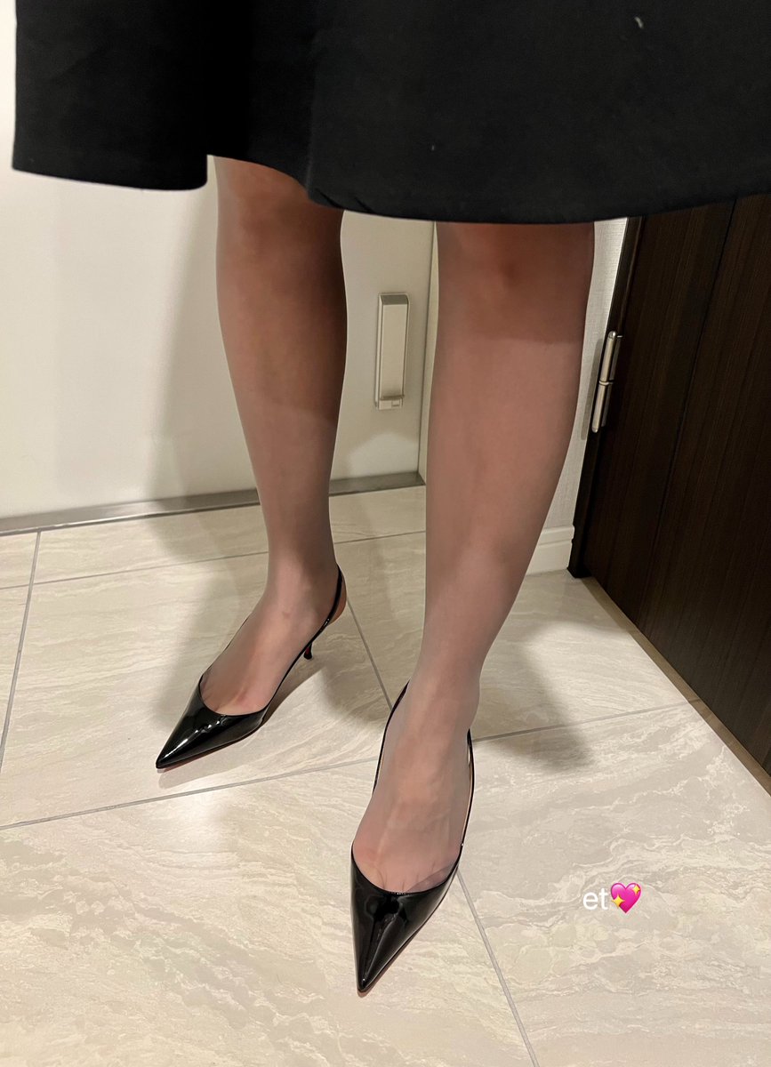 おつかれさまです✨
只今帰りました💖
今日はお洋服が決まらず…
バックストラップのヒールにしたら結構歩いて足が痛い、そして…💦 https://t.co/T9vTmhqQAG