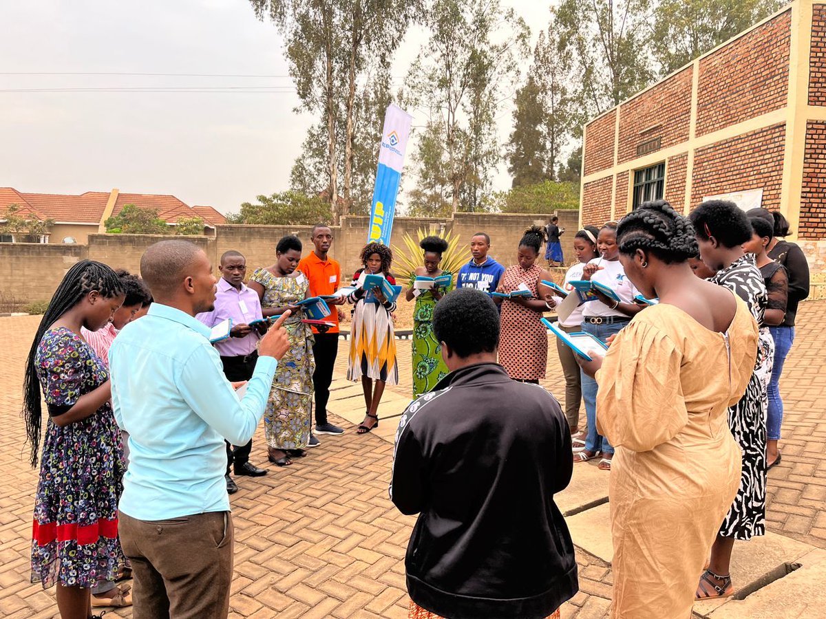 Abarimu bari mu mahugurwa yateguwe na <a href="/RwandaEQUIP/">RwandaEQUIP</a> ifatanyije na <a href="/Rwanda_Edu/">Ministry of Education | Rwanda</a> bahawe tablet naho abayobozi b'amashuli bahabwa telefoni bazajya bifashisha mu gutanga ubumenyi ku banyeshuli bigisha. Agashya rero: Ubu aho bari ibintu by'impapuro n'amakaramu mu kwiyandika no gusinya