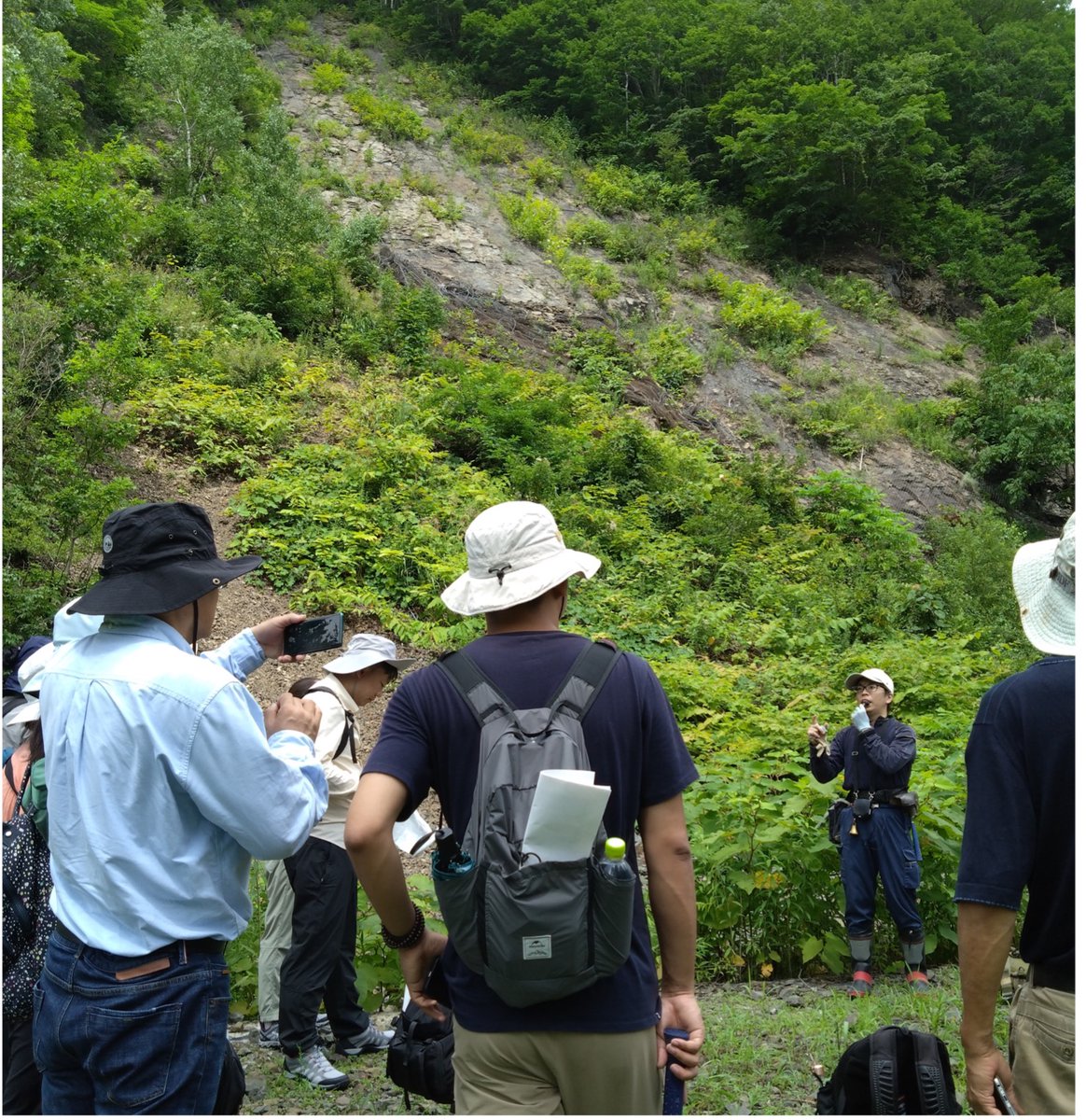 mikasa_shi_haku's tweet photo. APC2（第２回アジア古生物学会議）の巡検参加者が来館されました。
アジア中の古生物学者が一堂に会し、館内はとってもにぎやかです。皆さん、熱心にご覧ですね。
お楽しみいただけたのなら幸いです!

#APC2 https://t.co/gtR5m2F8VV