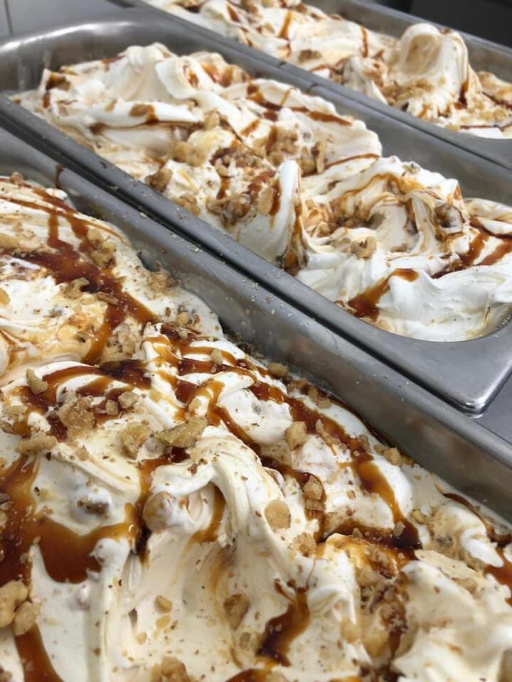 angyhelado's tweet photo. Damos la bienvenida al miércoles con un helado de nata con nueces de #Pedroso al caramelo #heladeríadellaSera #Logroño #Portales24 https://t.co/ReROmUXtnP