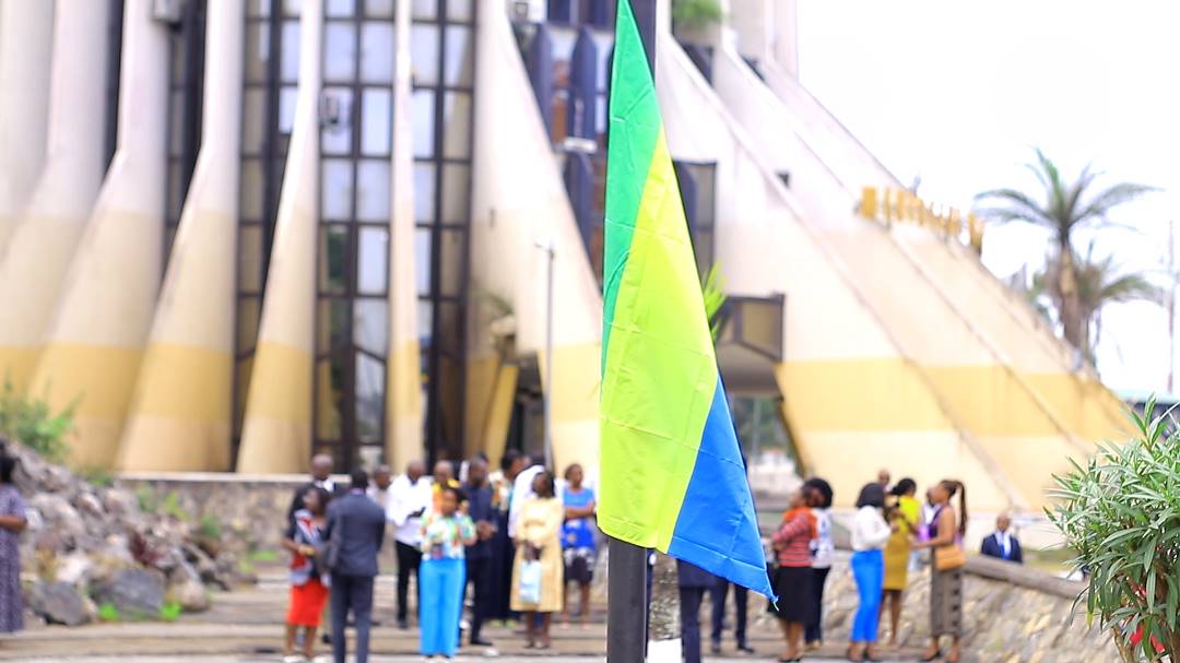 CSMezuiObiang's tweet photo. C'est le Président de la République, @PresidentABO, qui a institué  cet évènement, afin de renforcer notre esprit patriotique. Une  célébration du drapeau qui vise ainsi à enseigner les valeurs de patriotisme, de paix, de solidarité, et d'unité, pour bâtir notre pays le Gabon. https://t.co/zGMWzcSFL0