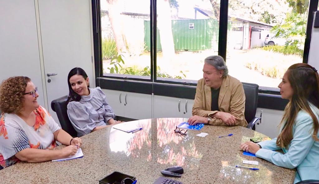 sebraepe's tweet photo. O sup. Murilo Guerra, a diretora Josiana Ferreira e gerente Roberta Correia receberam a presidente da @amupeoficial e prefeita de Serra Talhada, Márcia Conrado, para falar do trabalho conjunto realizado entre Amupe e o Sebrae em prol das gestões municipais e do empreendedorismo. https://t.co/xWnwy2ktyN
