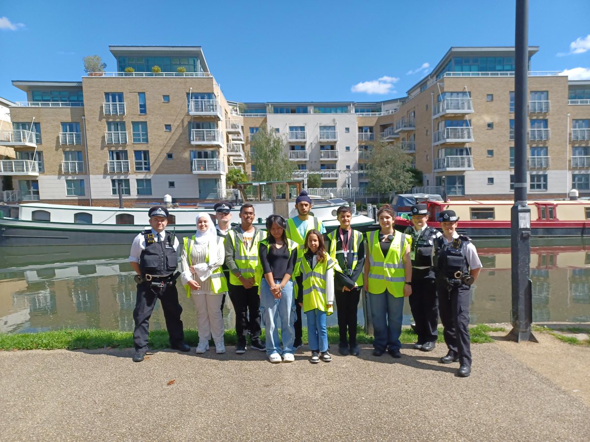 Today @MPSSYON and @MPSOSTERLEY with the assistance of the amazing MPS Cadets from West Area supported by the Hounslow Safer Schools Team and The West Area Outreach Team completed a Newsletter drop at over 700 properties in the Syon area. #policecadets