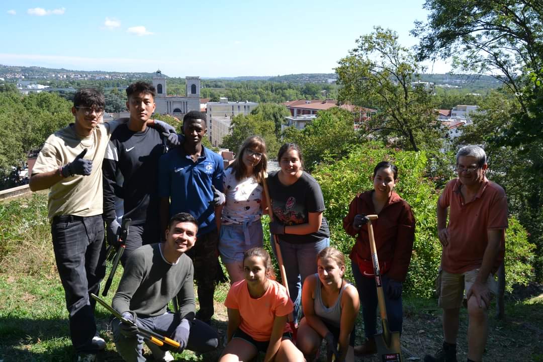 CEGivors2020's tweet photo. #Givors
Des nouvelles du chantier de restauration du site Château Saint Gerald
Un grand bravo aux jeunes encadrés par @asso_concordia que vous pouvez rencontrer
ce mercredi 9 août à partir de 17 h 30 à la Maison du Fleuve Rhône (salle de l’orangerie près de la salle Rosa Parks). https://t.co/sG8fa0gnPt