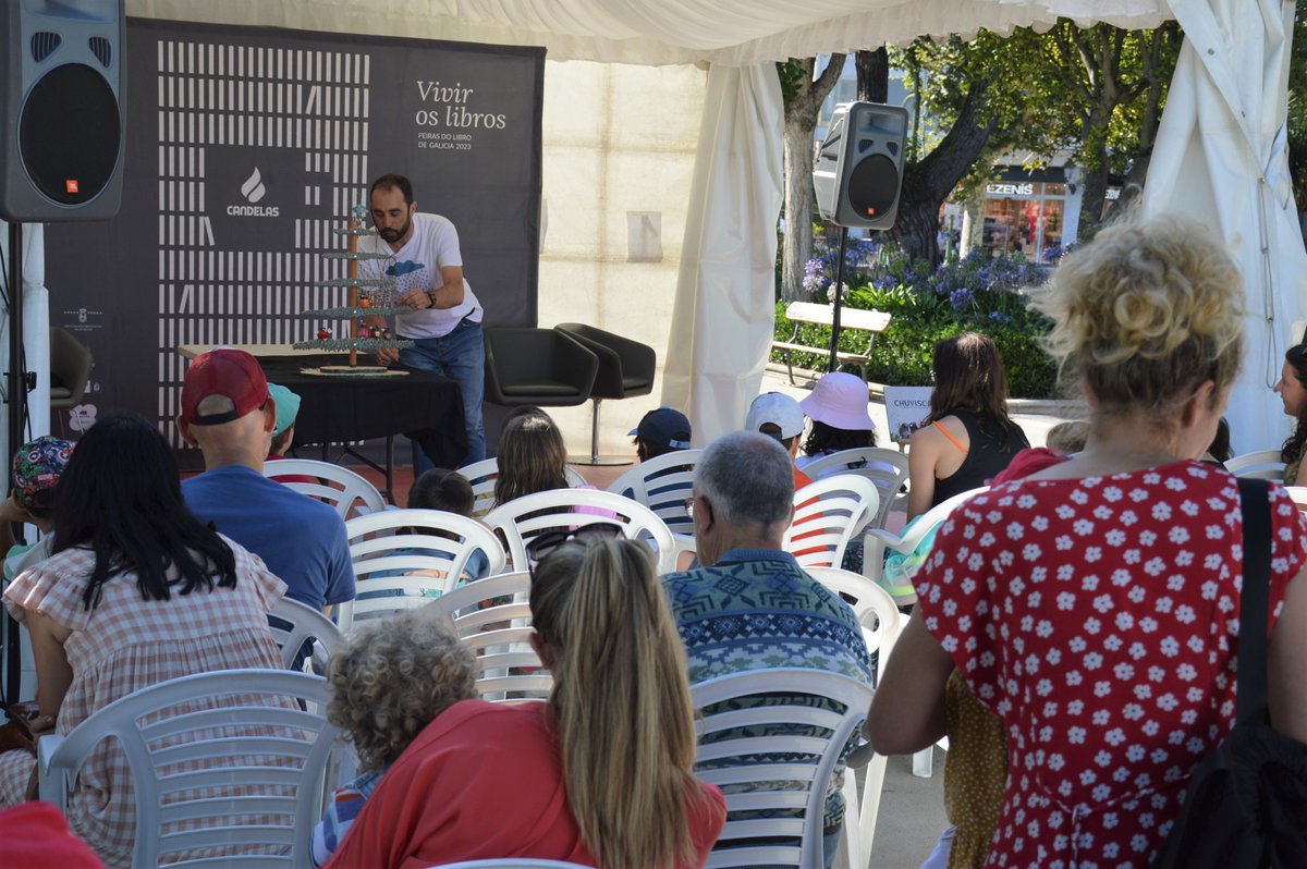 KalandrakaEdit's tweet photo. Moito desfrutamos na #FeiraDoLibroDaCoruña con #AEscadaVermella e #Chuvisca da man do seu autor, #FernandoPerezHernando. Grazas por acompañarnos e cantar con estes paxariños "empopedos" a ritmo de aaa... eee... iii... ooo... uuu
📚https://t.co/dwNXQONuGz
🎥https://t.co/WOQnDJDbyl https://t.co/fSlIgJqWFK