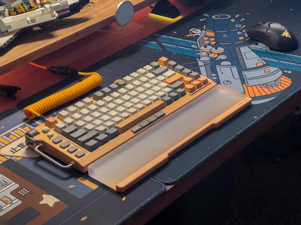 nuphystudio's tweet photo. If keyboards could speak, Field75 may say, 'I'm the king of the game-world!' 👑💻
📸IG: krishnuni
#nuphyfield75 #mechanicalkeyboard #keyboards #gamingkeyboard https://t.co/qAbhJquvP4