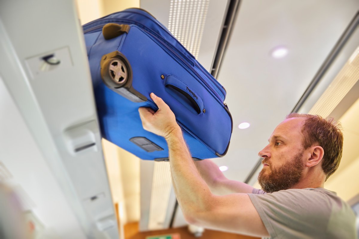 Please don’t pack the kitchen sink when you travel and help make everyone’s journey comfortable
You can bring up to 3 items:
🟢 A small bag, stored under your seat 
🟠 A medium-sized bag, stored overhead 
🔴 A larger suitcase, stored on coach-end racks 
🧳 bit.ly/3OduBcJ