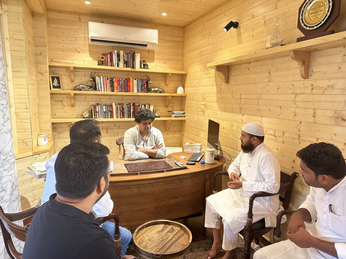 गुड़गॉंव में दंगे के दौरान मार दिये गये मस्जिद के इमाम शाद साहब के भाई शादाब अनवर साहब से आज देर तक बात हुई, सरकार प्रायोजित हिंसा ने एक नेकदिल इंसान की जान ले ली।
हम सब इमाम साहब के परिवार के साथ हर तौर पर खड़े हैं, पार्लियामेंट का सत्र ख़त्म होते ही मरहूम इमाम साहब के परिवार और