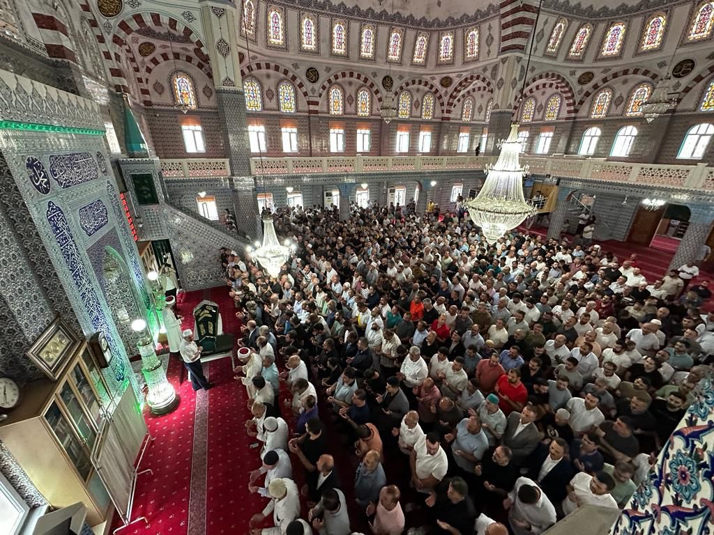 syigitoglu18's tweet photo. İlçe Başkan Yardımcımız Erdal Uçar kardeşimin Hakk'ın rahmetine kavuşan eşi merhume Melek Uçar’ı öğle namazına müteakiben dualarla son yolculuğuna uğurladık.

Rabbim, merhumenin taksiratını hasenata tebdil eylesin, kederli ailesine ve yakınlarına sabırlar versin. 

Mekanı cennet olsun.