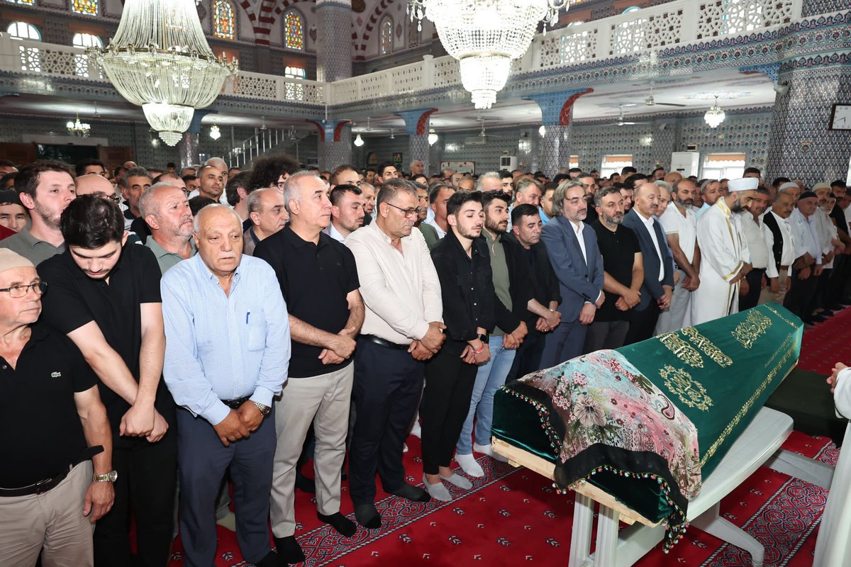 syigitoglu18's tweet photo. İlçe Başkan Yardımcımız Erdal Uçar kardeşimin Hakk'ın rahmetine kavuşan eşi merhume Melek Uçar’ı öğle namazına müteakiben dualarla son yolculuğuna uğurladık.

Rabbim, merhumenin taksiratını hasenata tebdil eylesin, kederli ailesine ve yakınlarına sabırlar versin. 

Mekanı cennet olsun.