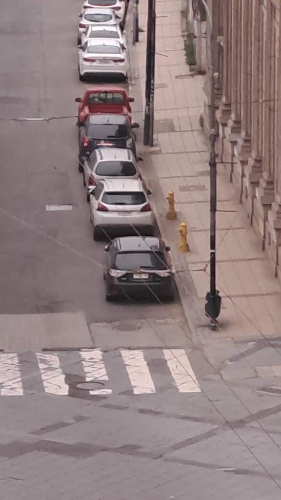 CBV1851's tweet photo. 🗞️¿Y si hubiese sido una emergencia real? En La Estrella de #Valparaíso puedes revisar la publicación sobre el simulacro en el que nos encontramos con autos obstruyendo grifos. En un caso real, esto pone en peligro la vida de personas. Lamentablemente, hoy se repitió la situación https://t.co/iygfbjIVjc