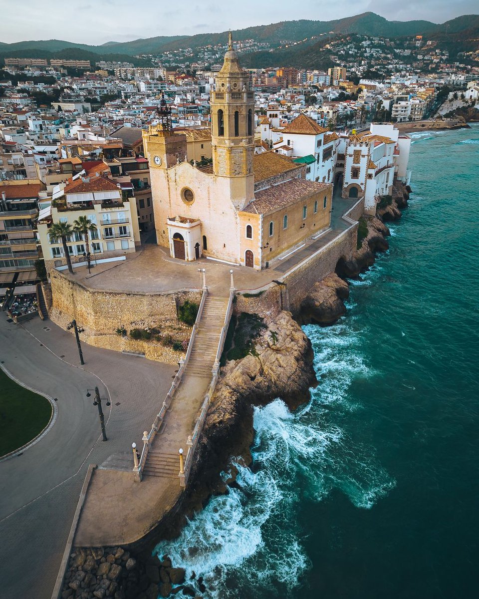 L'església de Sant Bartolomé i Santa Tecla és una visita obligatòria si passes el dia a Sitges. 🤩

📸 <a href="/inutopia/">Chris</a>
#BCNmoltmés #CostaBarcelona
<a href="/GarrafTurisme/">TurismeGarraf</a> <a href="/AjSitges/">Ajuntament de Sitges</a>