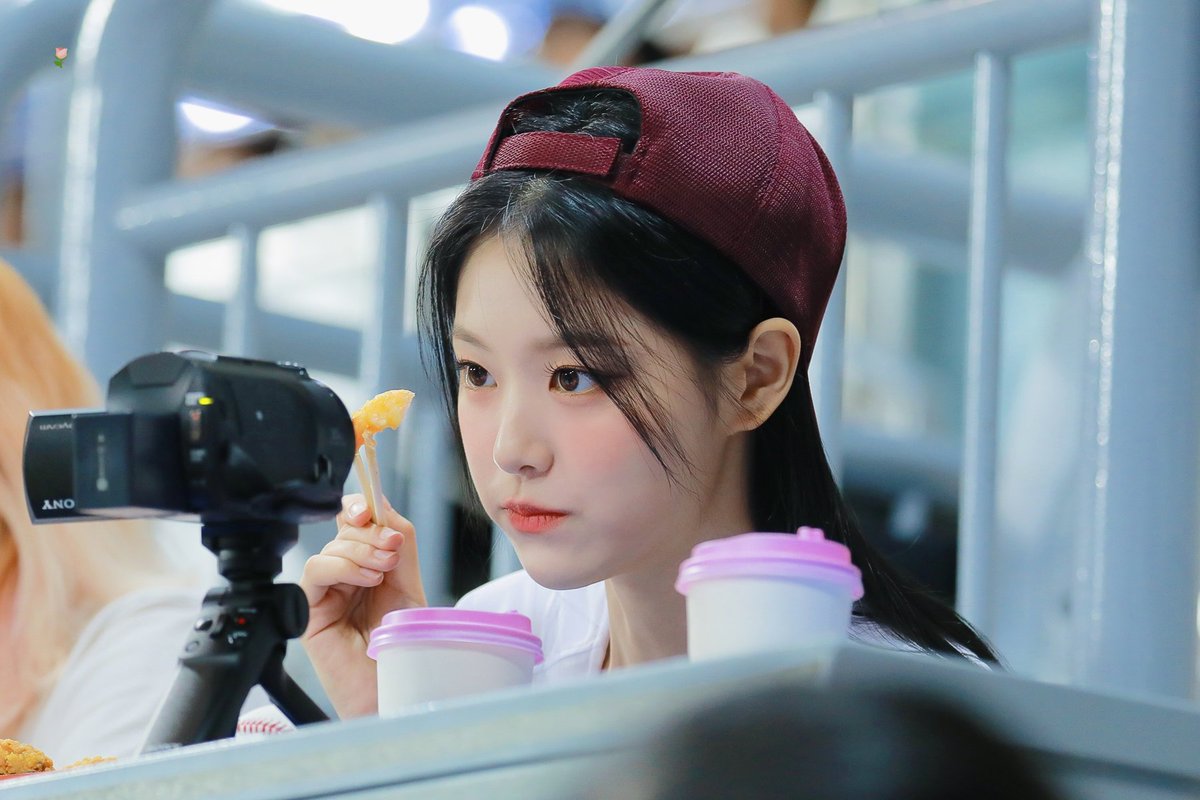 HEXE5C1BD's tweet photo. 230808 크림새우 냠냠😋 #LoonaAssemble #Loossemble #루셈블 #현진 #HyunJin @Loossemble_twt https://t.co/VfzyWH33qf
