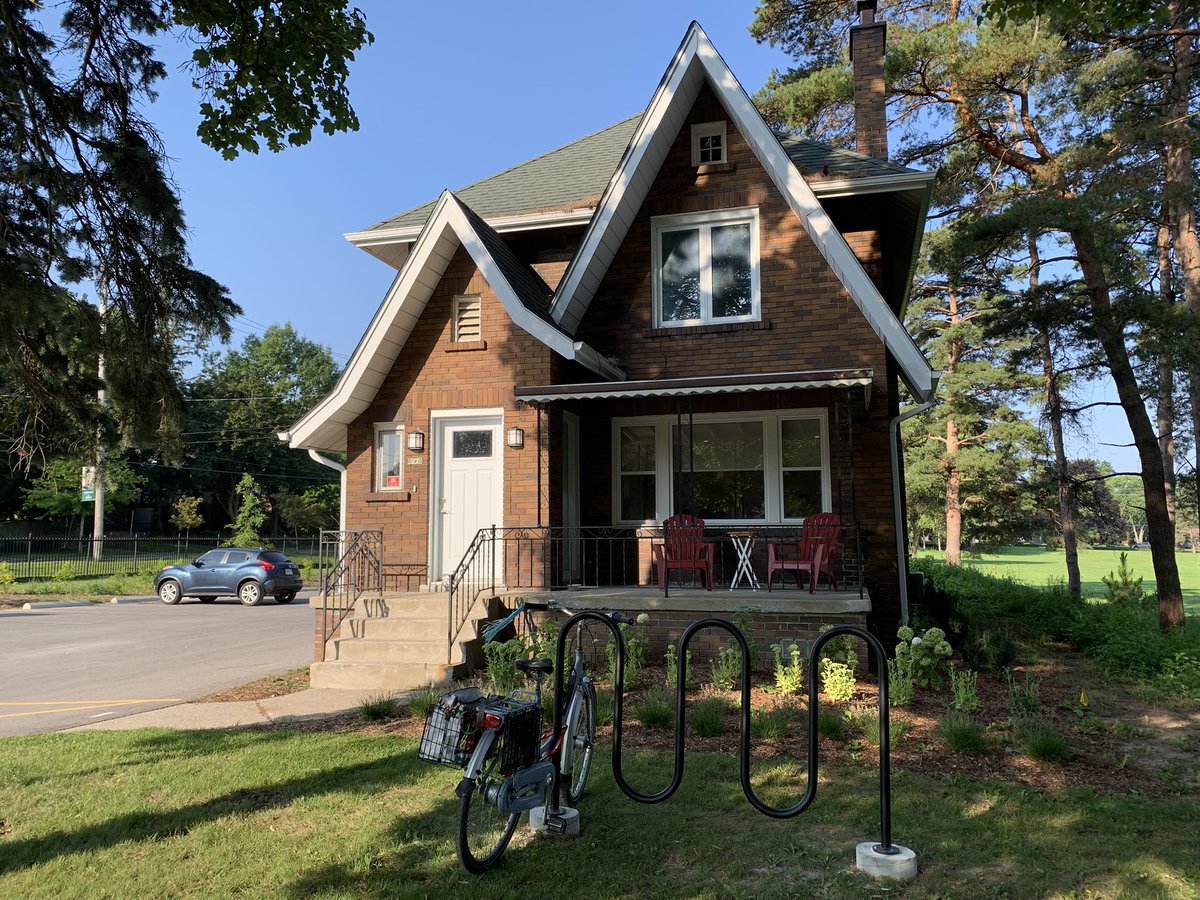 Thank you @KingsAtWestern for the new bike rack! I loved the pole, but it was a bit crowded for two bikes. 🚲🚲 // @WATS_UWO @LdnCycleLink @LdnOntBikeCafe