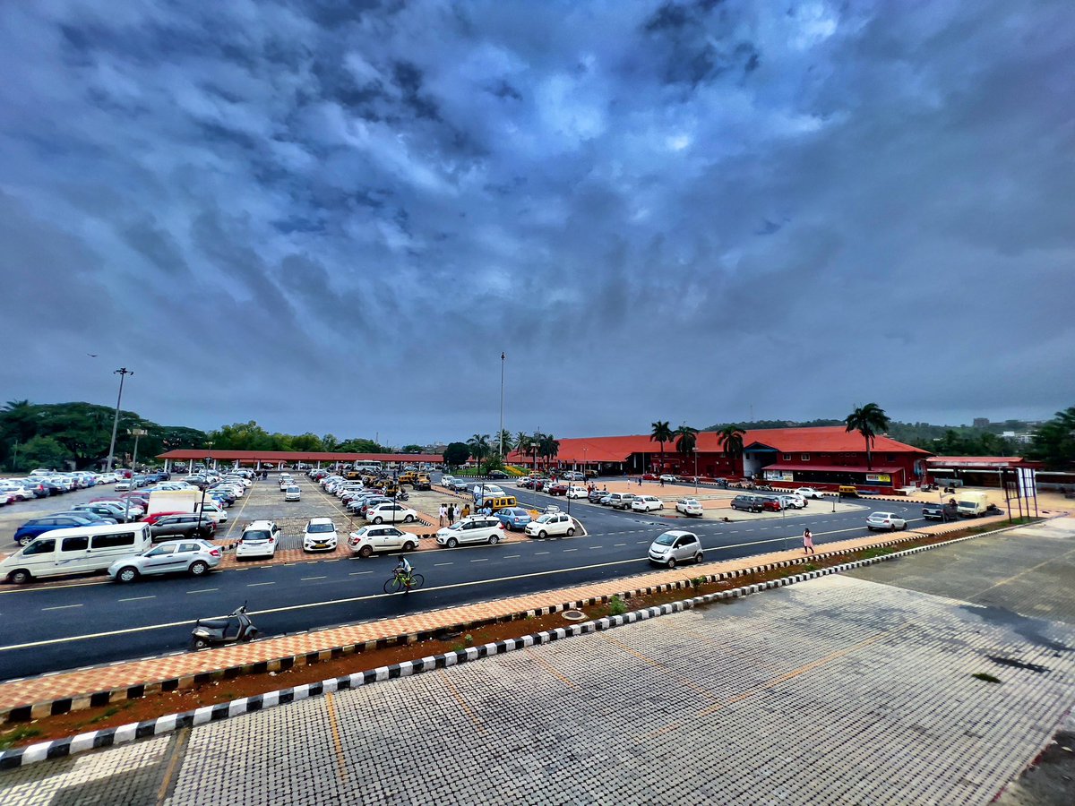 Madgaon Railway Station #wideangle #missyousachin #shotoniphone13promax #apple #instarailfan #goa #goadiaries #railwaystation #konkanrailways #travel #hodophile #indianrailways