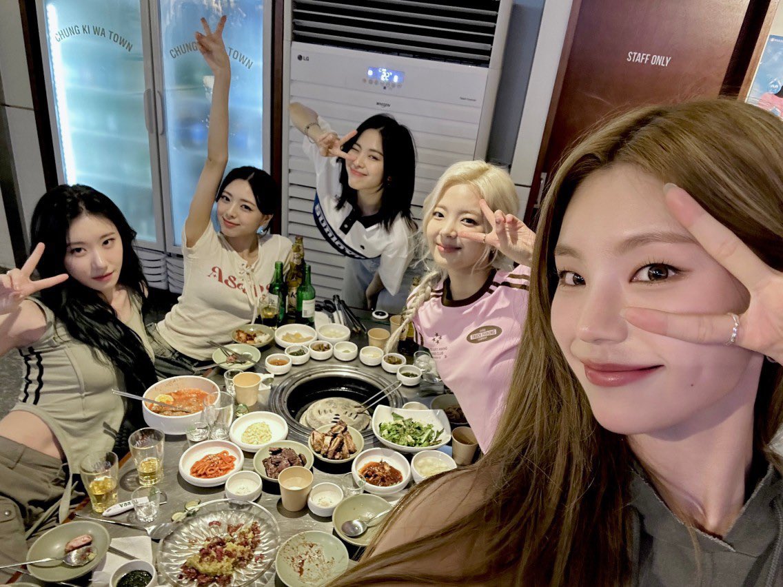 sns담당자님ㅋㅋㅋㅋㅋㅋ 예지 토마토 가릴려고 필터로 안간힘을 쓰셨는뎈ㅋㅋㅋㅋㅋ

       원본                                   공식계정 업로드