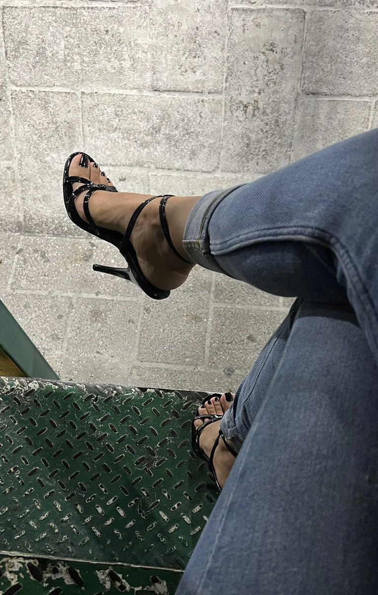 fobsession_'s tweet photo. So hard to walk in them but what a pleasure when all people are looking at me 😮‍💨🥵 https://t.co/mDD0n7WHOK