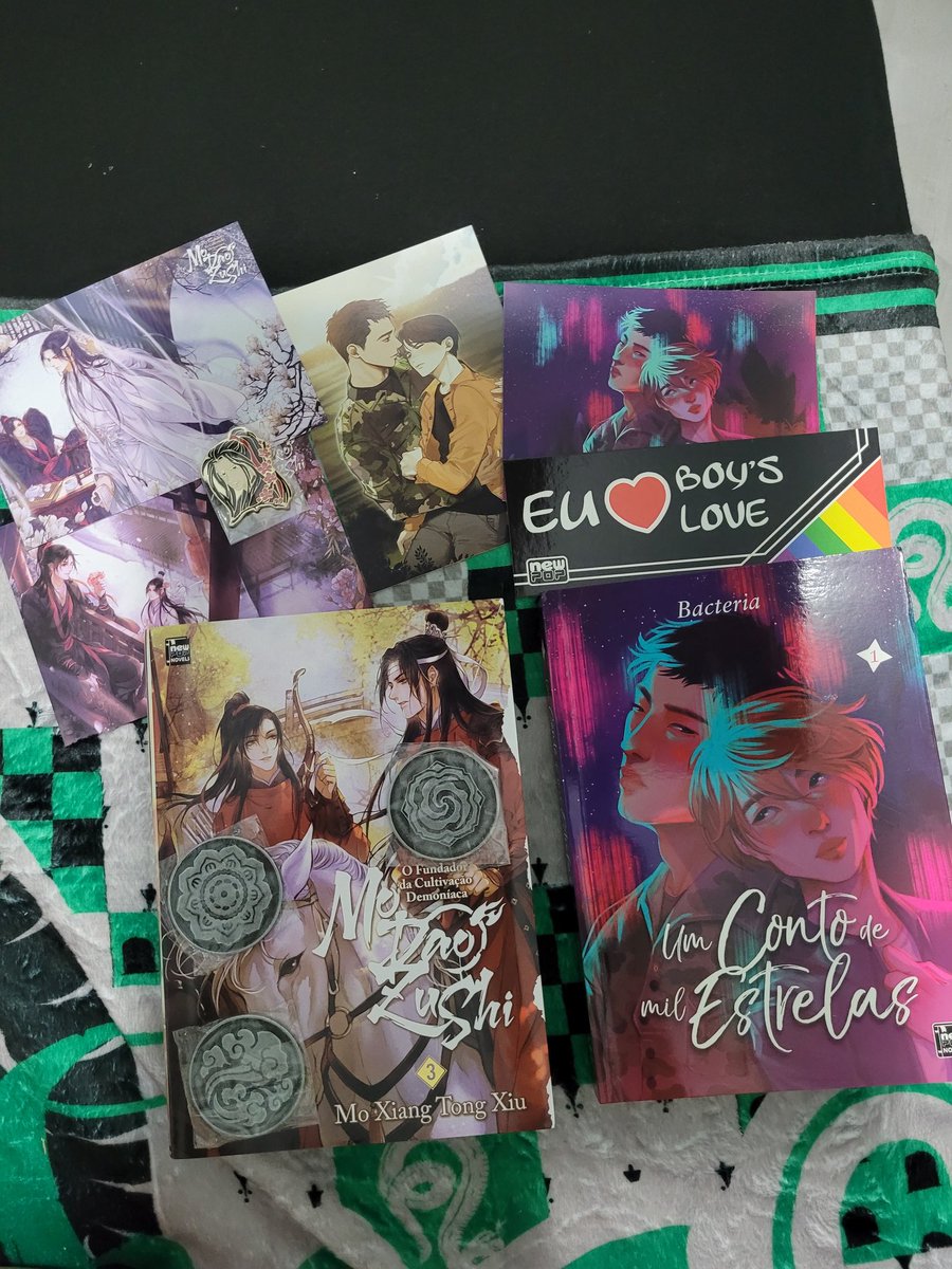 louboobearr28's tweet photo. Meus dois nenéms chegaram juntos aaaaaaa, eles estão lindo demais, estou tão feliz. 🥺🥺🥳🤩💙 Obrigada!!! @editoranewpop #modaonamao https://t.co/saXikISOuk