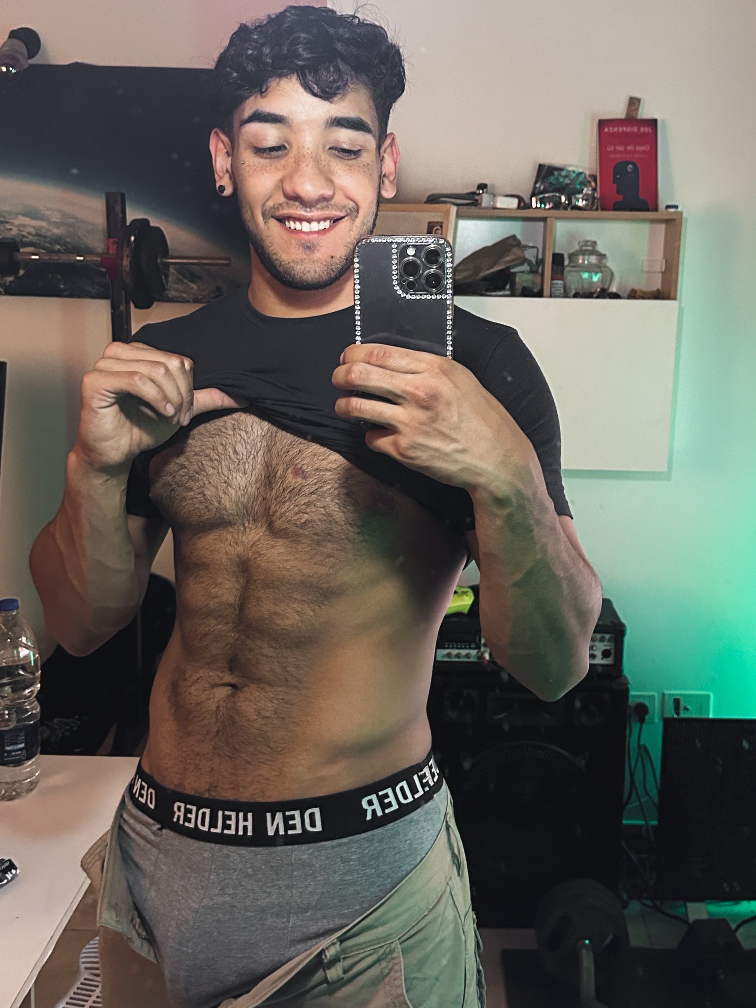 Ya que no me dieron afecto, quiero efectivo!🤨💰 @berenjenaboy 👈🏻 https://t.co/iFgKXTjee3