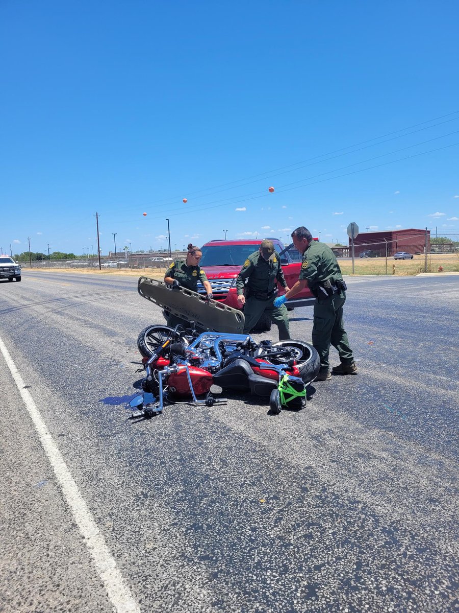 Border Patrol agents have to be prepared for any situation that can arise. Agents from the Carrizo Springs station responded to a severe motorcycle accident. They jumped into action providing lifesaving emergency aid to all individuals involved. Great work! #lawenforcement #USBP