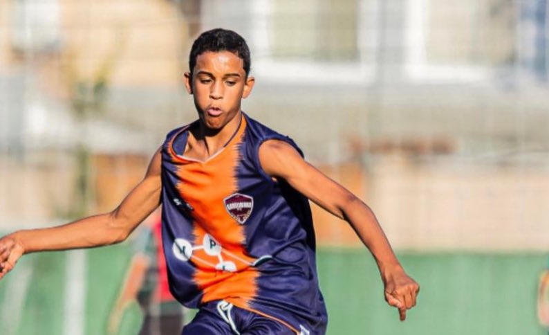 lanadeholanda's tweet photo. Thiago era um menino de 13 anos. 

A Polícia Militar o matou e depois ajudou a espalhar a mentira de que ele era um “bandido”. 

A notícia convence, pois grande parte da população está pré-disposta a acreditar que pessoas negras e pobres são bandidas. 

Thiago era um estudante e atleta. Só mais um garoto, favelado, tentando viver uma vida digna.

Agora ele é um número, uma estatística. Mais uma vítima do terrorismo de Estado.