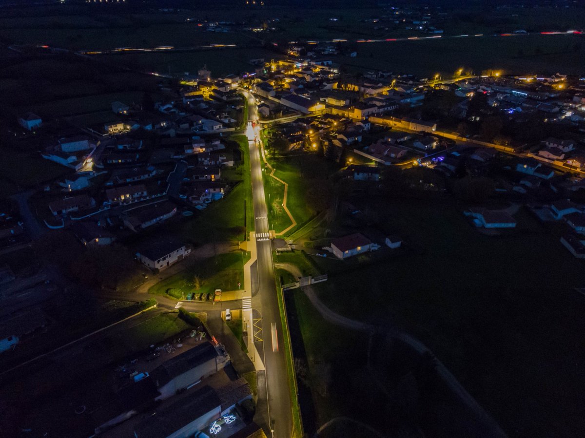 ObsTerritoria's tweet photo. 📽 Le TERRITORIA de la semaine !
Zoom sur @SYDERhone, lauréat Bronze 2022 pour "#Rénovation à grande échelle de l’#éclairagepublic", dans le domaine #transitionénergétique parrainé par @ENGIE !
Ensemble, essaimons l'innovation !💡
@PrigentGilles @ThierryRaevel @MalikHechaichi https://t.co/UYiQjXW4D5