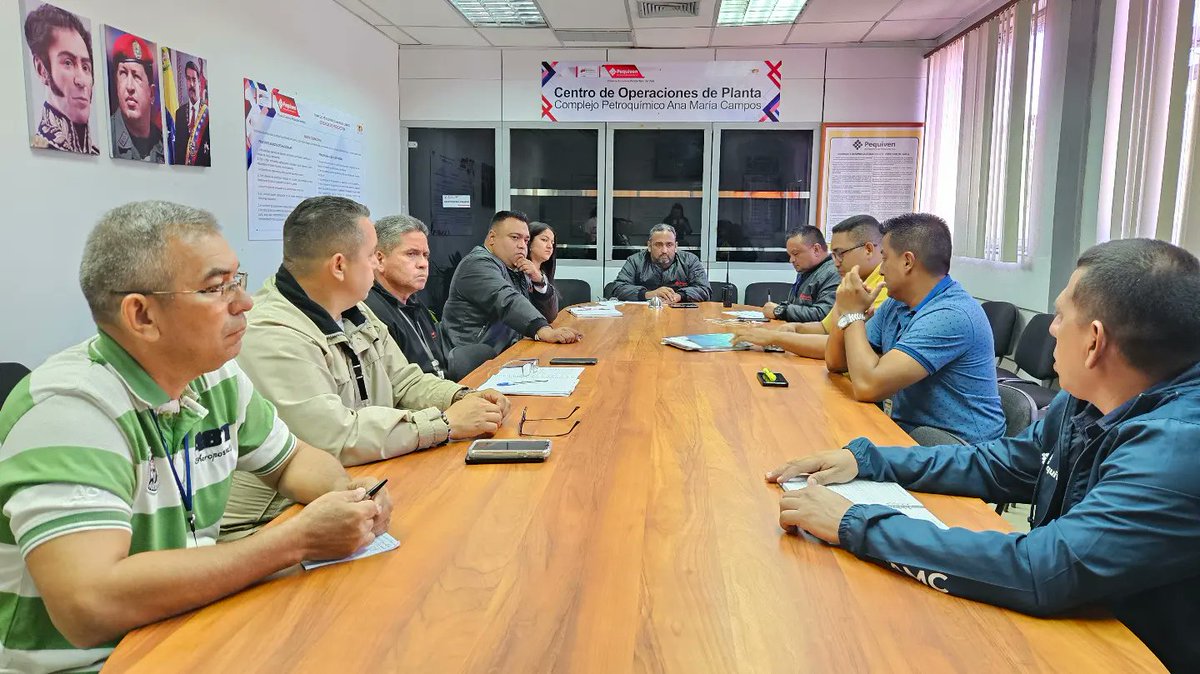 PequivenAMC's tweet photo. ✅️Equipo multidisciplinario del #CPAMC sostuvo reunión para coordinar suministro de vapor a la planta LGN II, a fin de verificar e iniciar la puesta en servicio de la plantas, siguiendo lineamientos de @NicolasMaduro y @TellecheaRuiz

@PrensaPequiven https://t.co/R0tmOUH4Wp
