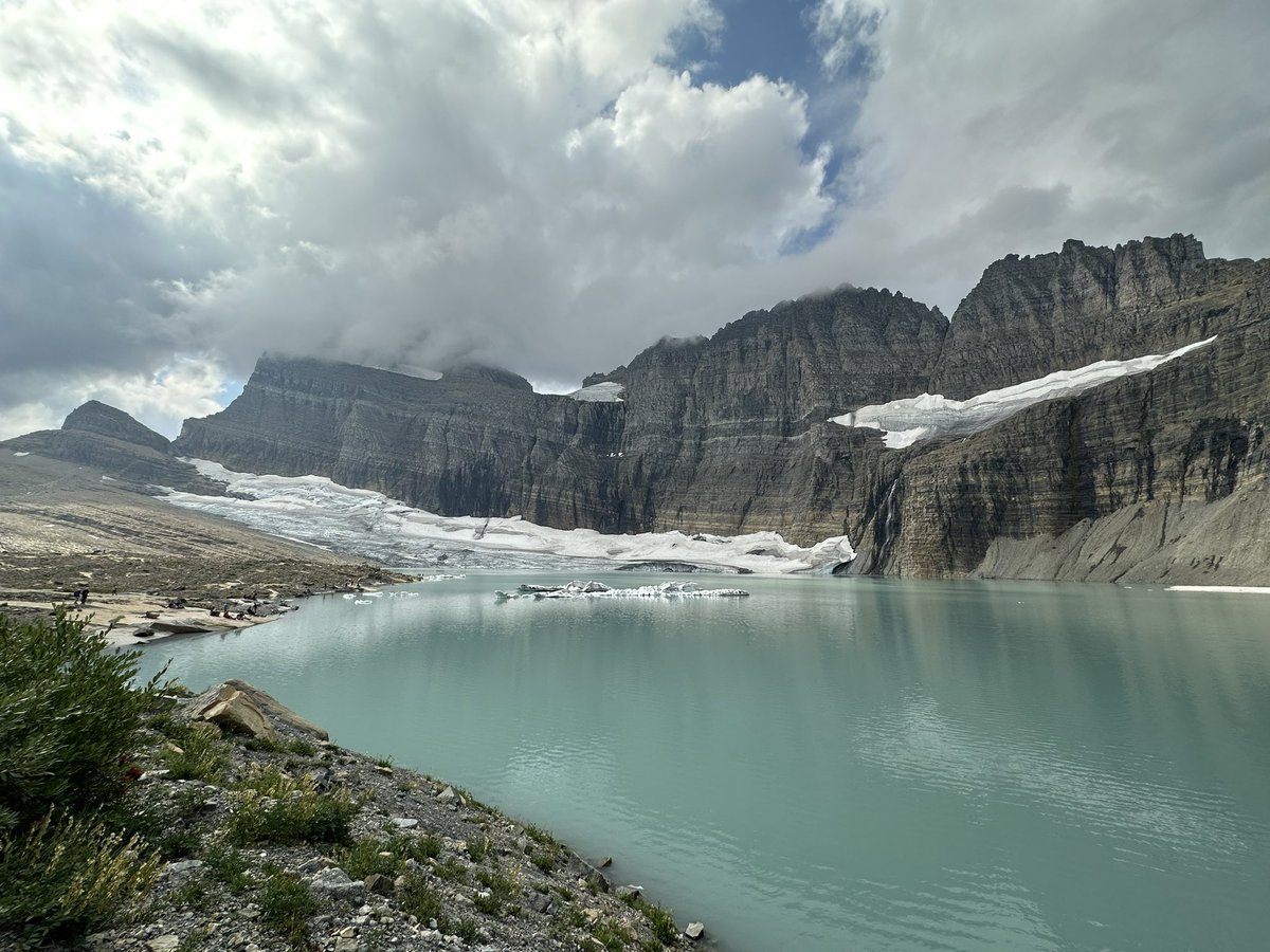 Srishti1003's tweet photo. Hiked over 30 miles in 3 days at Glacier National Park. 
The Crown of the Continent, ladies &amp; gentlemen. 
#GlacierNationalPark #RockyMoutains https://t.co/1kSiKKps5w