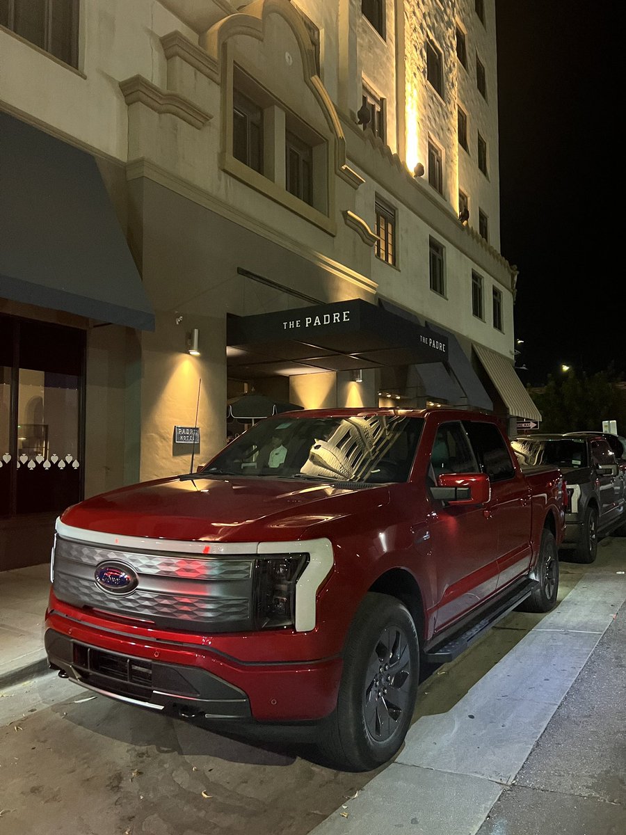 jimfarley98's tweet photo. 4:30am. Charged. Packed. Ready to roll. 🌄 Next stop Mojave. https://t.co/lkS0XpOV4U