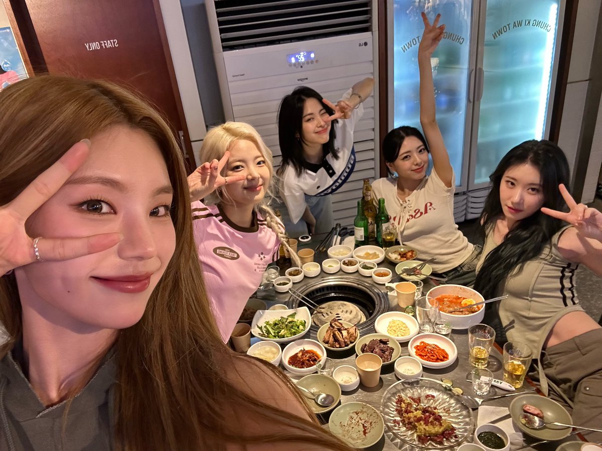 2000JYP's tweet photo. lmfao drunk skzitzy 😭😭 https://t.co/f62TVoMqCo