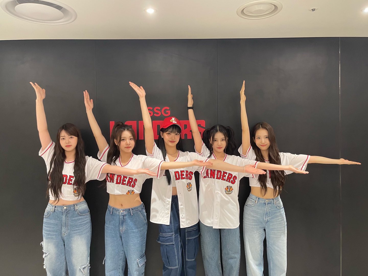 F3F4b9NaAAAiyVg?format=jpg&name=large