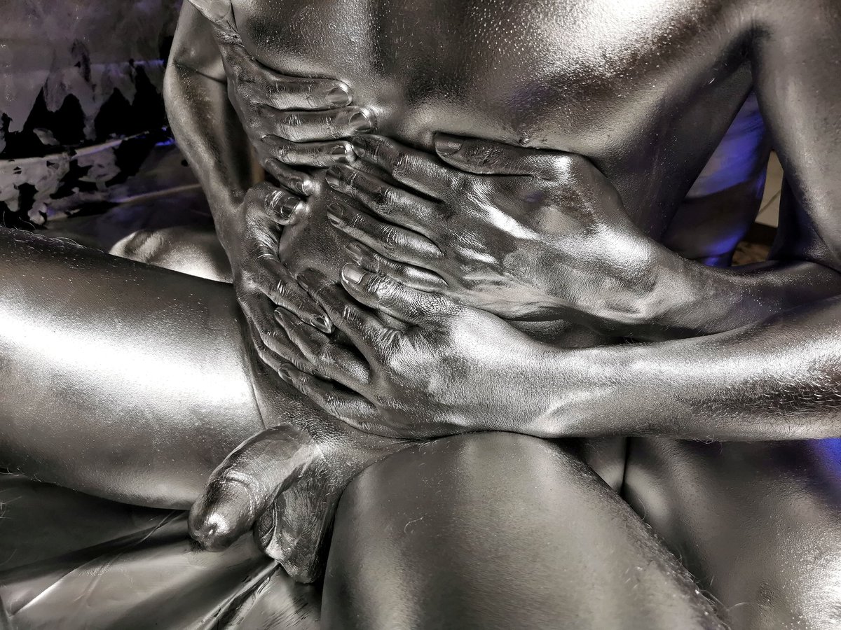 当白皮肌肉弟弟和黑皮肌肉哥哥遇上银粉后，估计米开朗琪罗都可以放下手里的刻刀，好好欣赏一下这两尊活体雕塑
模特之一：<a href="/RZ_MCW/">默客MOKE</a>