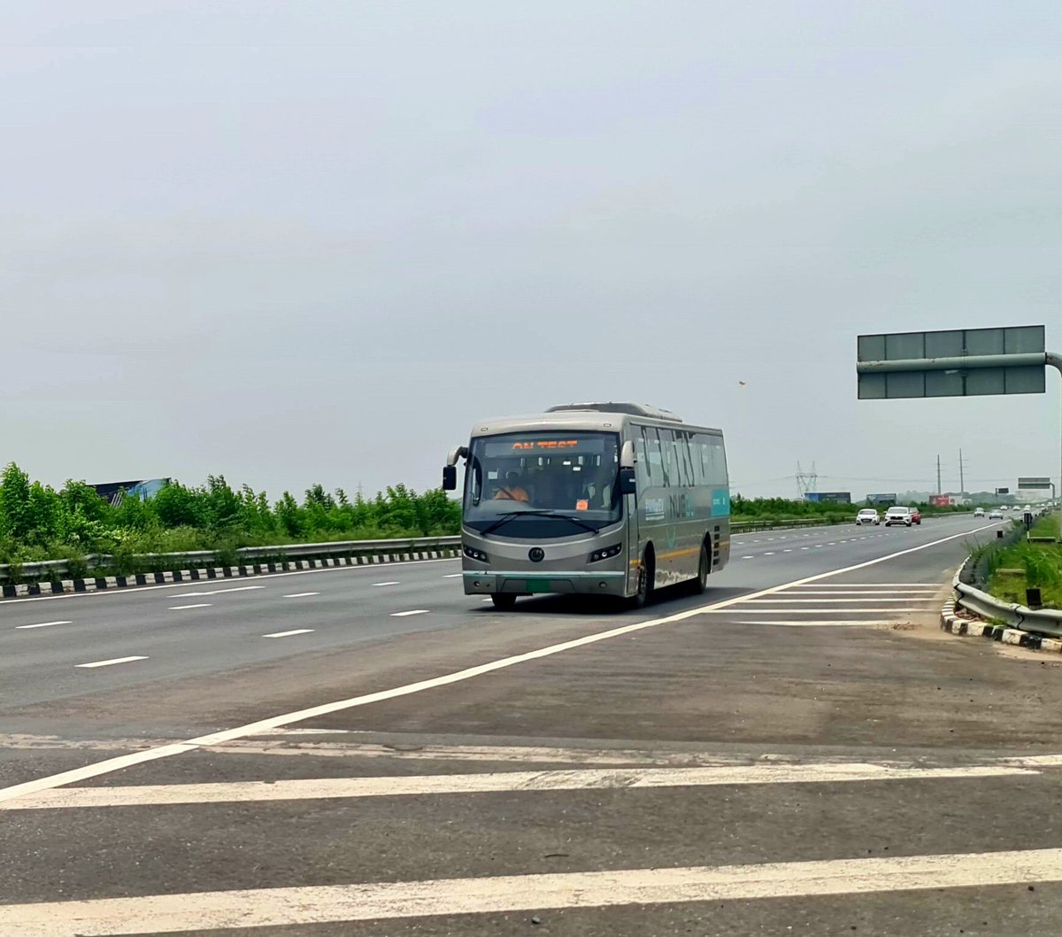 rsliveIndia's tweet photo. Testing of electrical buses is being done on Delhi Meerut Expressway. Soon you will get to see many electrical buses on this #expressway, with the help of which you can travel from #Delhi to #Meerut and #Haridwar.
#rslive #NHforEV #EV https://t.co/6b8THJn1We
