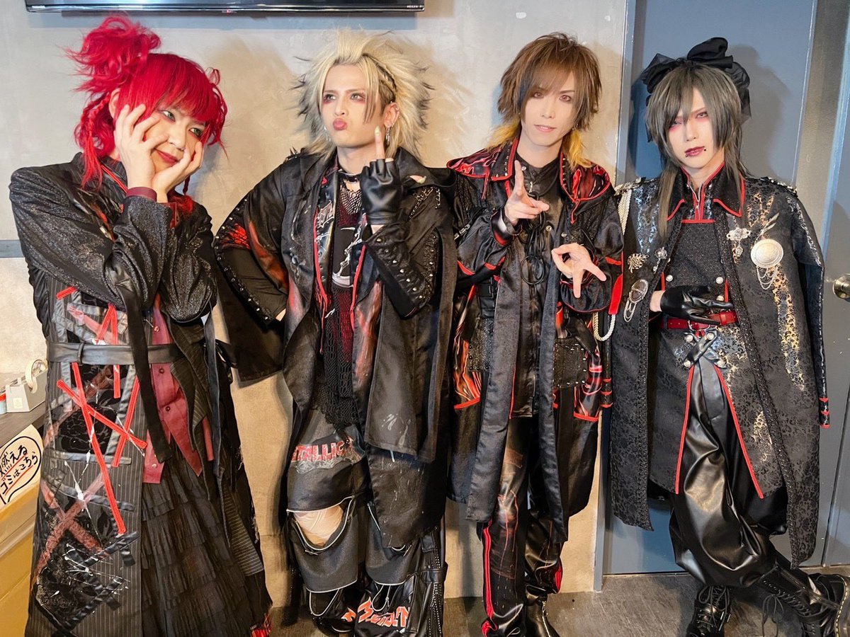Royz_official's tweet photo. 富山公演お疲れ様でした！4年振りの公演でしたが、待っていてくれた皆様、かけつけてくれた皆様ありがとうございました👨‍👨‍👦‍👦✨思い入れのある会場に、今回のツアーで帰ってくるとこができて良かったです！次はセミファイナル仙台公演！よろしくお願いします🔥 https://t.co/jmKshgILaz