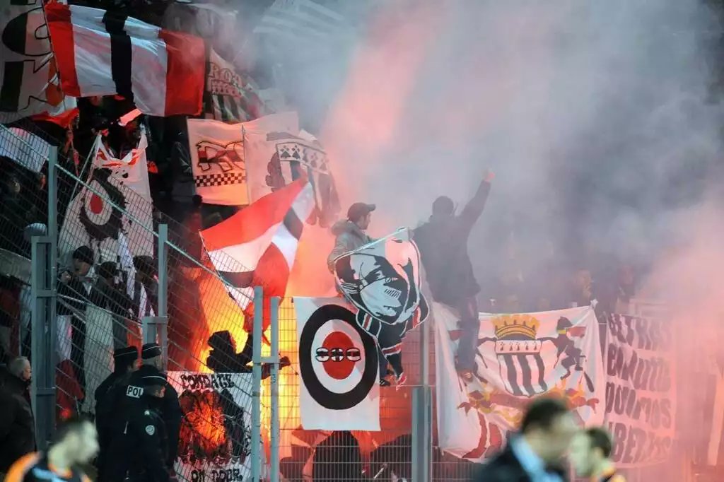 's tweet image. L'État met en place des amendes pour sanctionner l'utilisation de #fumigènes dans les stades, qui peut désormais être puni d'une amende forfaitaire de 400 € et qui pourra être majoré jusqu'à 500 €, voire 1 000 €, selon les délais de paiement #Ligue1 #Ligue2 #ultras