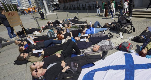 ME/CFS: Demonstration für mehr Hilfen:  Berlin – Mit einem Trauerzug und einer Demo im Liegen in Berlin haben mehrere Dutzend Teilnehmer auf das Leid von Menschen mit der chronischen Erkrankung ME/CFS (Myalgische… #MECFS #LiegendDemo #Berlin  dlvr.it/StQ4Lz