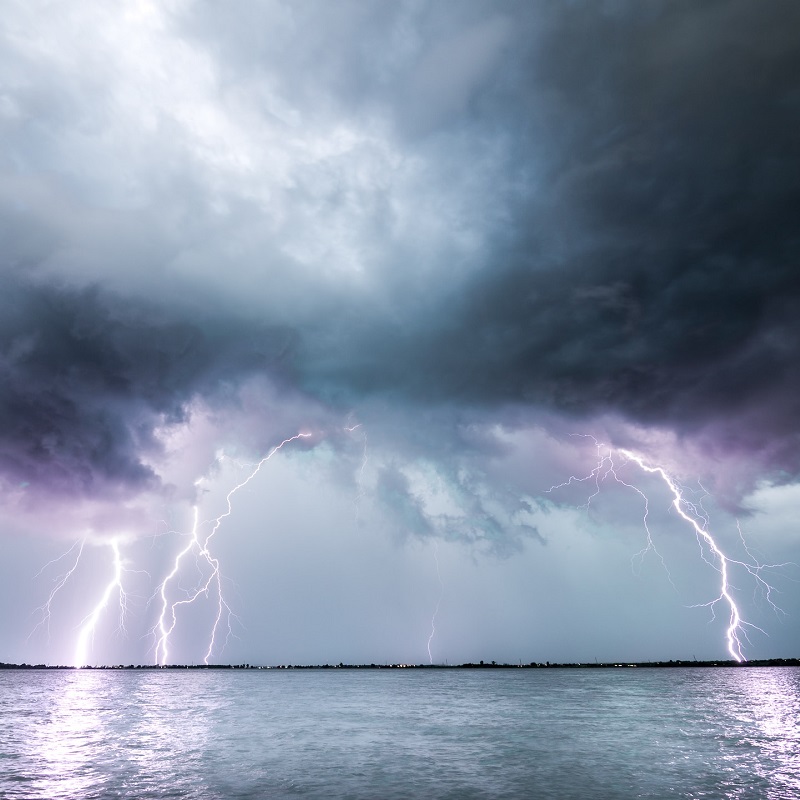 la_Bible's tweet photo. "IL charge les nuages d’humidité, puis IL les disperse, traversés d’éclairs." Job 37:11 https://t.co/VEQDUJxnGj