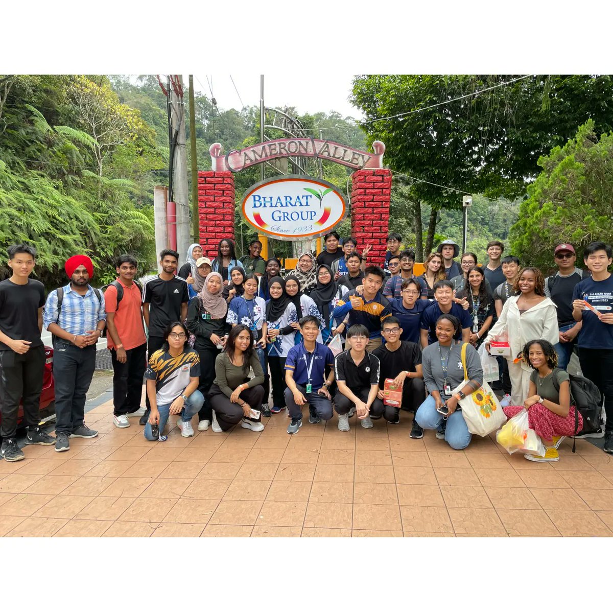 asautp's tweet photo. Exploring the beauty of Cameron Highlands 😍

After the USR Programme at SK Telanok on 14 July 2023, we brought our inbound students from US, France and India to explore Cameron Highlands. This included Bharat Tea Valley, Animal Feeding Rainbow Garden and Night Market. 

#utpasa https://t.co/uscb055osx