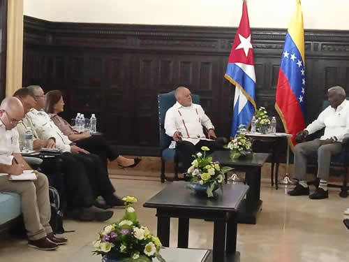 Diosdado en Cuba 🔥 Una fuente me cuenta que la visita del capo Cabello a LA HABANA anticipa el OCASO de la relación entre ÉL y Maduro. Al parecer los cubanos intentan meter en el carril a Cabello, evitando que la revolución implosione luego de los ascensos militares. ABRO 🧵