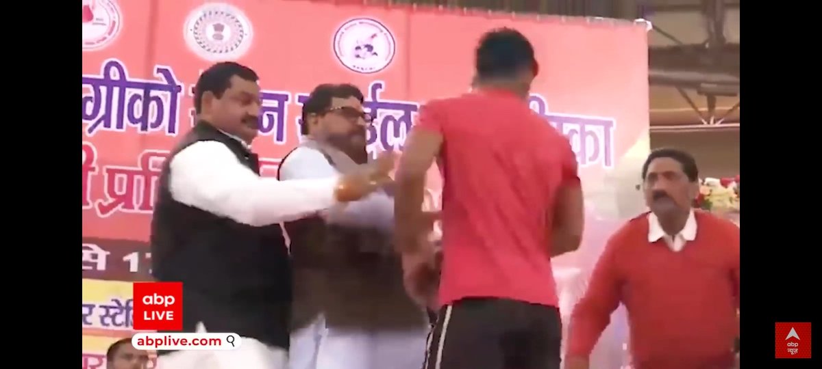 kumarmanohar007's tweet photo. #राहुल_गाँधी पर इल्जाम लगाते हैं और खुद इनके सांसद जैसे लोगों को गले लगाते हैं। इन लोगों को कभी हजम ही नहीं होगी कि राहुल संसद में भाषण दे और इनकी पोल खोलें।
#Rahul_is_Back #RahulGandhiinParliament @smritiirani @RahulGandhi @INCIndia @RJDforIndia @yadavtejashwi @ChitranjanGaga1 https://t.co/Iraz4Kw04e