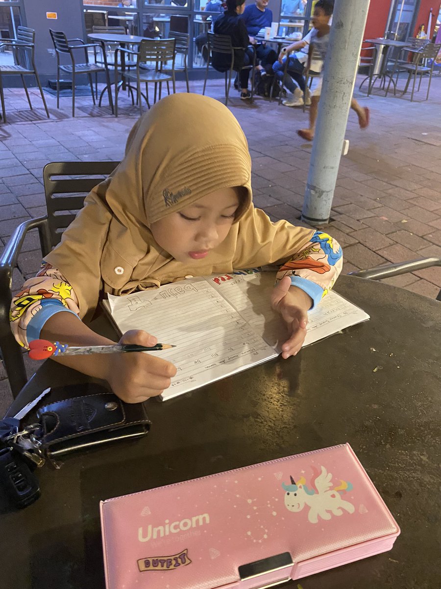 Fitryfirdiya's tweet photo. Belajarnya minta diluar.. https://t.co/QwLn40M0gY