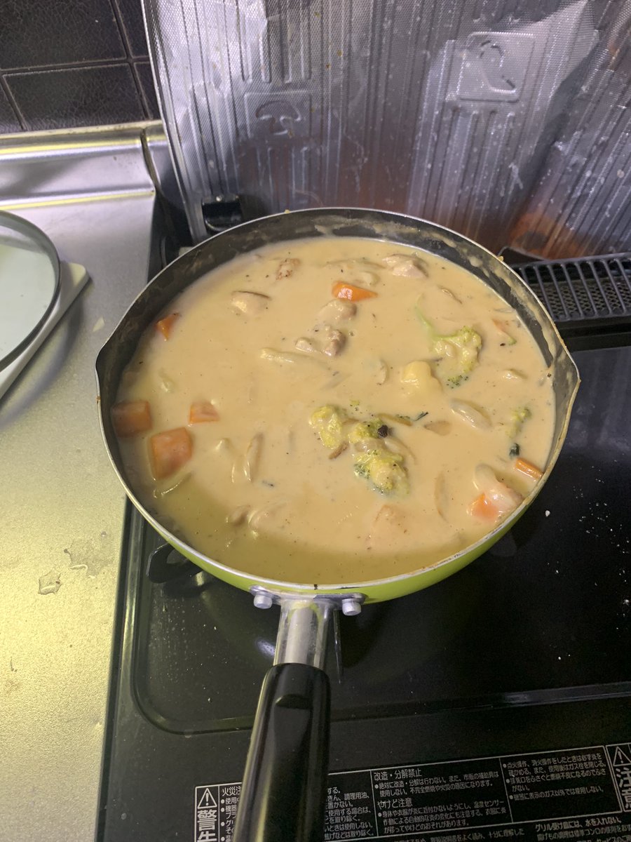 ryolivingalone's tweet photo. 昨日5日分くらいシチュー作り置きしてしもうた笑笑
味はちょっと濃いけど美味しい😊
しばらくシチューだね😇
#一人暮らし
#お家ご飯 https://t.co/r9ihA9IVn7