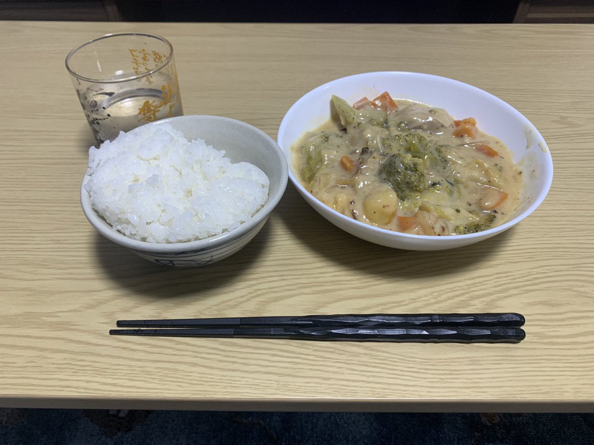 ryolivingalone's tweet photo. 昨日5日分くらいシチュー作り置きしてしもうた笑笑
味はちょっと濃いけど美味しい😊
しばらくシチューだね😇
#一人暮らし
#お家ご飯 https://t.co/r9ihA9IVn7