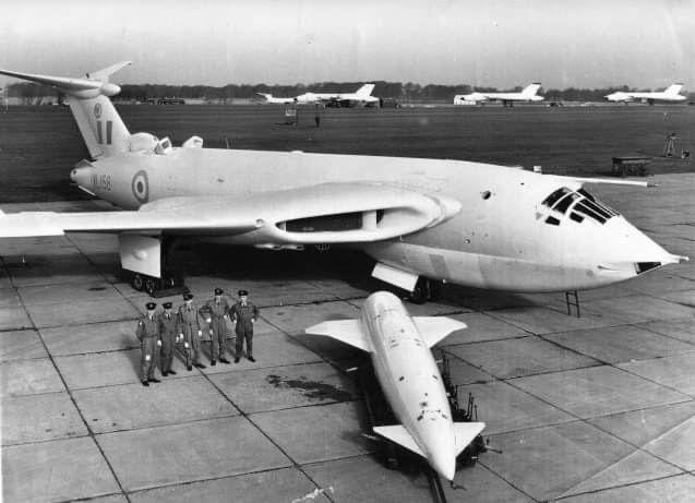 5 #RAF #midwives standing proudly next to a mother and baby V-Bomber ✈
The baby will grow up to be either a #vulcan #victor or #valiant and join the #force 🙂
For more essential aviation history please see @RAF_Luton 
#vbomber #aviationlovers #history #coldwar #empire