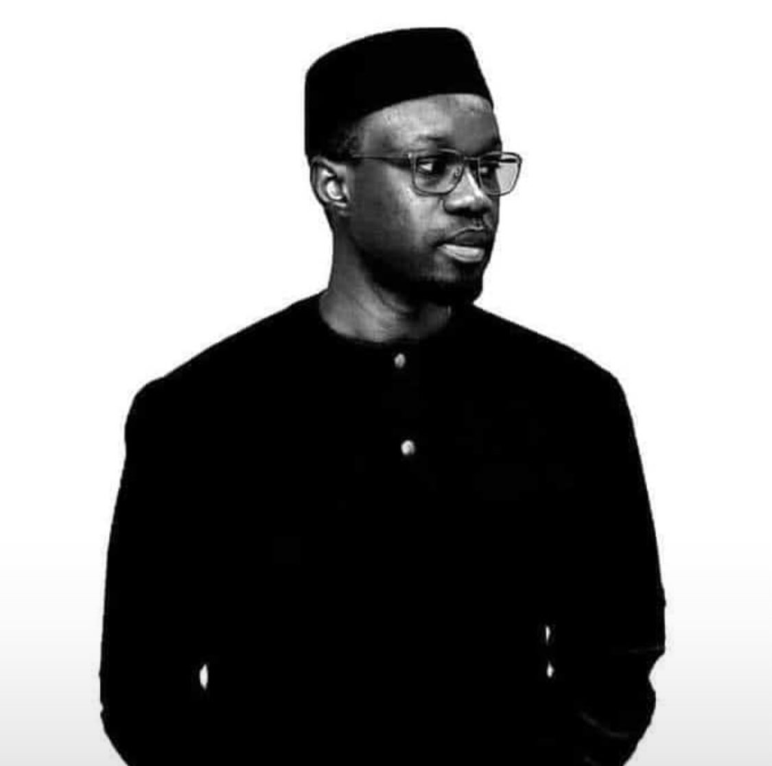 Paadoudout's tweet image. Si j’étais cet homme j’arrête de suite tout ça là je retourne vivre ma vie pépére avec ma famille et renoncer au projet voir mm faire partie du système. 

LES SÉNÉGALAIS MÉRITENT RIEN 👍🏿