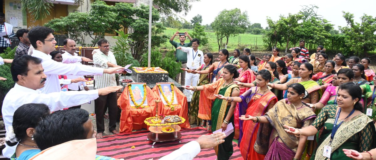 स्वातंत्र्य सैनिकांना आदरांजली अर्पण करणाऱ्या शिलाफलकाची येथे स्थापना करण्यात आली.तसेच स्वातंत्र्य संग्राम सेनानी गोपाळराव नारायणराव डोरलीकर यांच्या कुटुंबियांचा सत्कार यावेळी करण्यात आला. त्यानंतर ग्रामस्थांसमवेत पंचप्रण शपथ घेण्यात आली.....2/2
