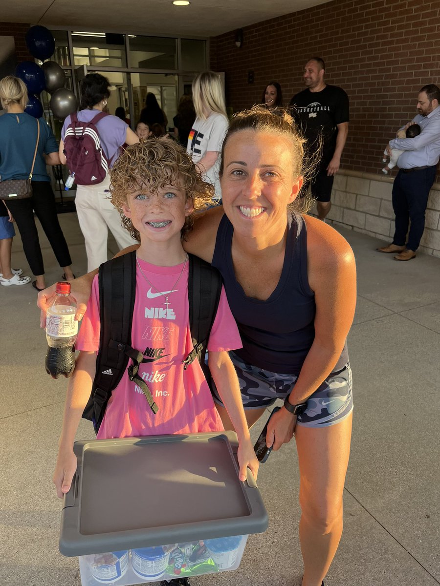 Wellington_Elem's tweet photo. Welcome Wildcats! Happy First Day of the 2023-2024 school year! We are SHINING BRIGHT! #WESROARS @Wellington_Elem https://t.co/pa2fxwcZc2