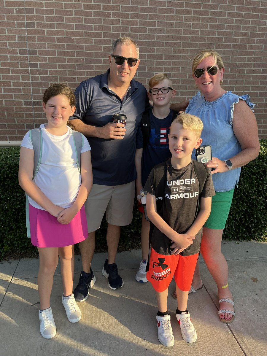 Wellington_Elem's tweet photo. Welcome Wildcats! Happy First Day of the 2023-2024 school year! We are SHINING BRIGHT! #WESROARS @Wellington_Elem https://t.co/pa2fxwcZc2