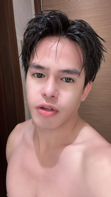 laki ng noo ko pero ang cute ko pa rin 🥲 https://t.co/Cz58u3nMjq